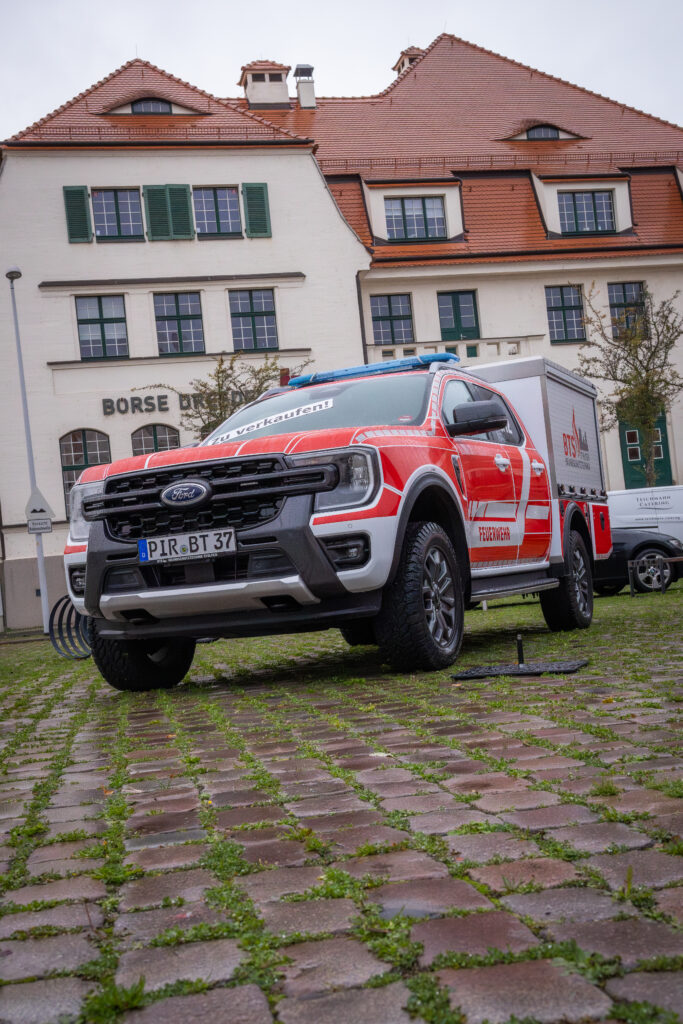 Feuerwehr-Pick-up mit Kofferaufbau auf gepflastertem Platz vor der Börse Dresden