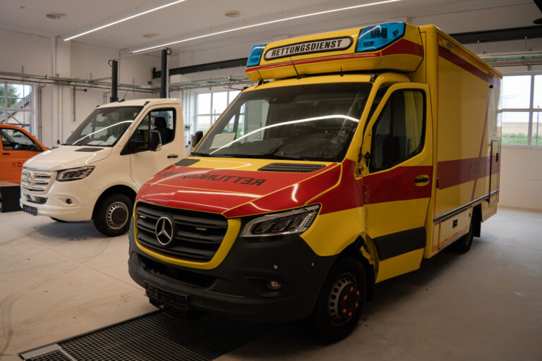 Gelber Rettungswagen auf Mercedes-Benz Sprinter in der Werkstatthalle von ASS Stolpen