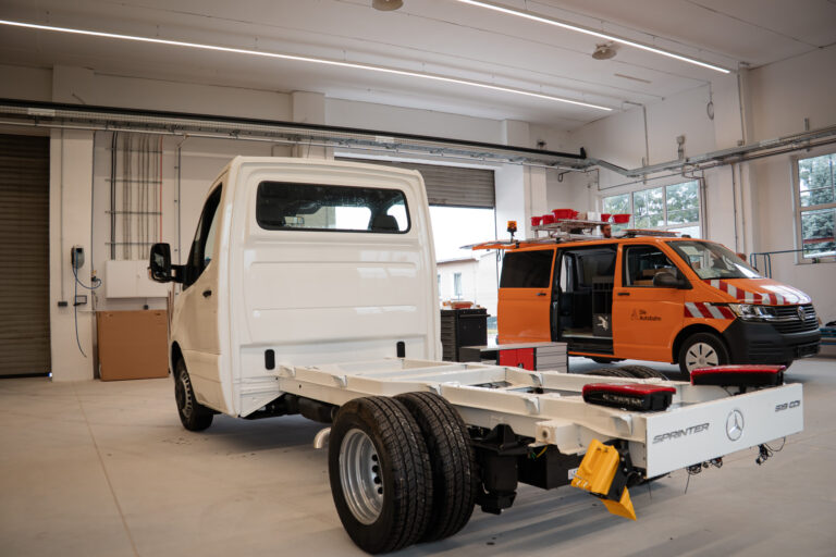 Fahrgestell eines Mercedes Sprinter in der Werkstatthalle von ASS Stolpen
