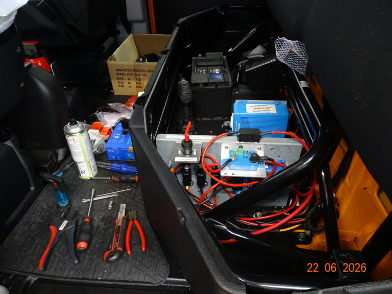Elektroinstallation mit Zusatzbatterie und Trennrelais während des Fahrzeugausbaus