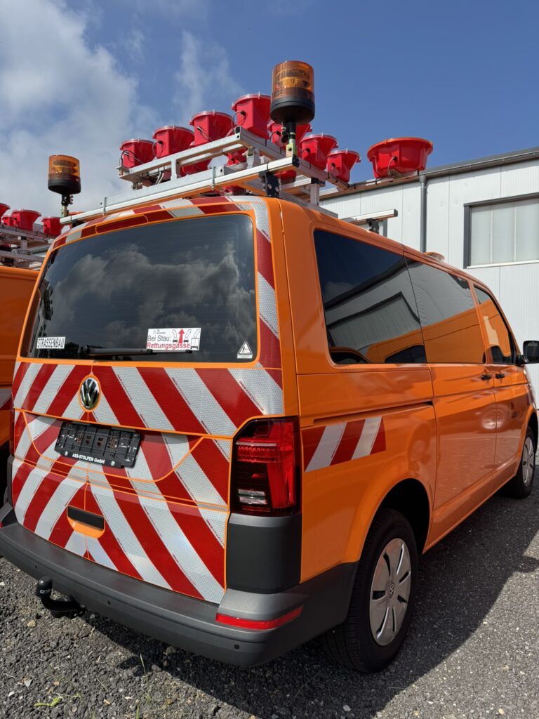 Heckansicht eines gelben Rettungswagens mit Beschriftung Rettungsdienst Bremen
