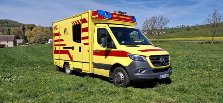 Gelber Rettungswagen auf Mercedes-Sprinter-Basis auf einer Wiese